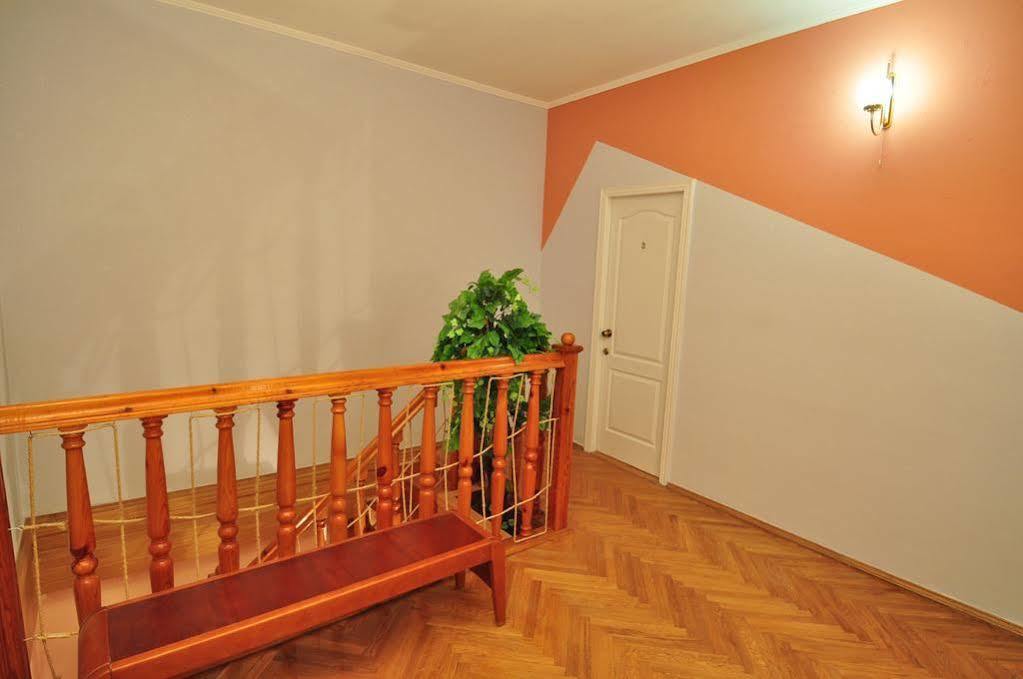 Status Guesthouse Киев Екстериор снимка