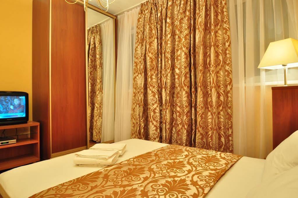 Status Guesthouse Киев Екстериор снимка